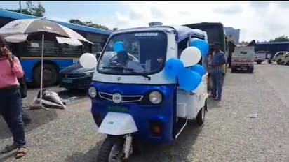 কলকাতায় চলল নীল-সাদা ই-অটো, চালকের আসনে স্বয়ং পরিবহণমন্ত্রী ফিরহাদ হাকিম