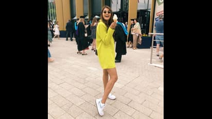 Pooja Hegde : குட்டை டவுசர்.. கையில் கேமரா..கண்ணால் கவரும் விஜய் பட நாயகி  