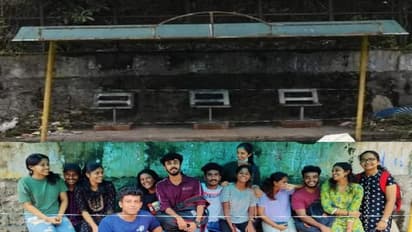 ஒன்றாக உக்காரக் கூடாது… பஸ் ஸ்டாப் சீட்டை வெட்டிய மக்கள்… நூதன முறையில் மாணவர்கள் பதிலடி!!