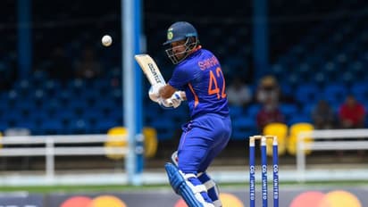 ലജ്ജാവതിയേ നിന്റെ കള്ളക്കടക്കണ്ണില്‍, ധവാന്റെ ബൗണ്ടറിക്ക് പിന്നാലെ സ്റ്റേഡിയത്തില്‍ മലയാള ഗാനം- വൈറല്‍ വീഡിയോ