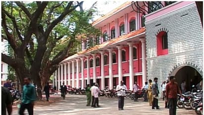 വിചാരണയ്ക്കിടെ തൊണ്ടി രേഖയിലെ ഫോട്ടോ കാണാതായി;45 മിനുട്ട് ആരെയും പുറത്ത് വിട്ടില്ല,കോടതിയില് നാടകീയ രംഗങ്ങള്