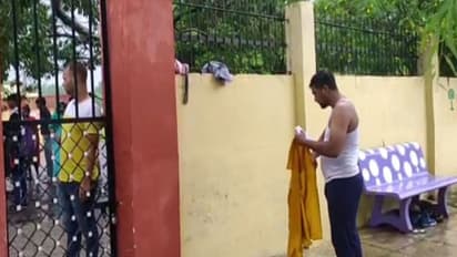 राजस्थान की रीट परीक्षा का नजारा: बारिश में भीगते किसी की शर्ट उतरवा दी, तो लड़कियों के साथ बुरा रवैया