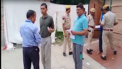 रीट में चीटिंगः बीकानेर में चेकिंग के दौरान कपड़े से निकला नकल का जुगाड़, पिछले साल मिली थी 6 लाख की चप्पल