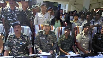 जमुई पुलिस ने दो हार्डकोर व इनामी नक्सलियों को पकड़ा, आरोपियों के हाईटेक हथियार देख सर्च टीम हुई हैरान