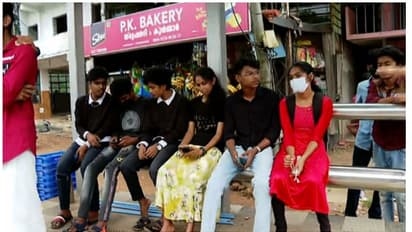 'ആണും പെണ്ണും ഒന്നിച്ചിരുന്നാലെന്താണ് കുഴപ്പം' ? ബസ് സ്റ്റോപ്പിൽ സ്കൂൾ വിദ്യാർത്ഥികളുടെ പ്രതീകാത്മക പ്രതിഷേധം