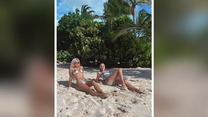 নিজের স্নানের ছবি শেয়ার করলেন কিম! সেক্সী রুপোলি বিকিনি তে যেন চোখ ঝলসে দিচ্ছেন! 