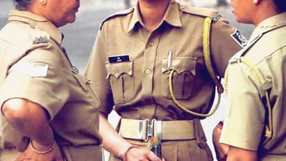 కరెంట్ షాక్ తో లారీ డ్రైవర్ మృతి.. ఐదు లక్షలు ఇప్పిస్తే సరిపోదా? అంటూ ఎస్సై బేరాలు..