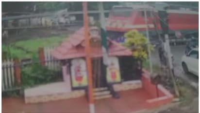 പാളം മുറിച്ചുകടക്കുന്നതിനിടെ ട്രെയിൻ തട്ടി, വിദ്യാർത്ഥിനിക്ക് ദാരുണാന്ത്യം; അപകടം അമ്മയുടെ മുന്നിൽവെച്ച്