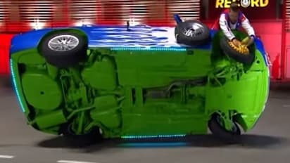 ड्राइवर गाड़ी चलाता रहा और इस शख्स ने बदल दिया पहिया... देखिए चलती कार का टायर बदले जाने का Shocking Video