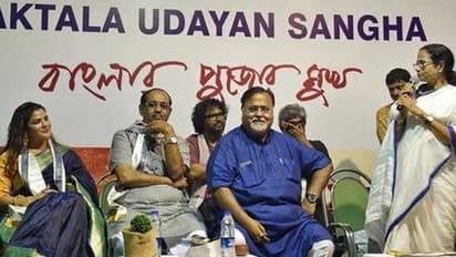 পার্থ ঘনিষ্ট অর্পিতার সঙ্গে এক মঞ্চে মমতা, হিন্দি সিনেমার ডায়লগ লিখে ছবি শেয়ার শুভেন্দুর 