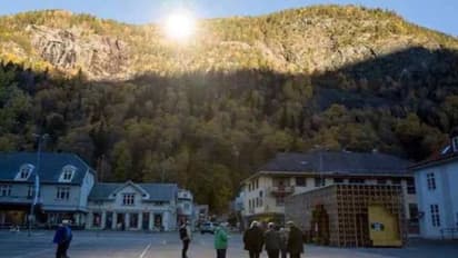 ശൈത്യകാലത്ത് ഒട്ടും വെളിച്ചമെത്താത്ത ഗ്രാമം, ഒടുവിൽ പരിഹാരം കണ്ടെത്തി, കൂറ്റൻ കണ്ണാടി!