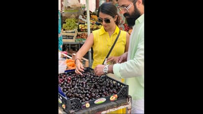 ಪತ್ನಿ ಜೊತೆ ಹಣ್ಣು ಕೊಳ್ಳುತ್ತಿರುವ ಯಶ್: ಜೀವನದ ಸರಳ ಸಂತೋಷ ಎಂದ ರಾಕಿಭಾಯ್  