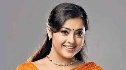 என் கனவு கதாபாத்திரத்தை கைப்பற்றிய ஐஸ்வர்யா ராய்..! பொறாமையில் பொங்கிய நடிகை மீனா..!