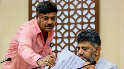 ಕನಕಪುರದಲ್ಲಿ ಭ್ರಷ್ಟಾಚಾರ, ಸಭೆಯಲ್ಲಿ ಎಲ್ಲಾ ಫೈಲ್ ತಿರಿವಿ ನೋಡಿ ಅಧಿಕಾರಿಗಳಿಗೆ ಚಳಿ ಬಿಡಿಸಿದ ಡಿಕೆಶಿ