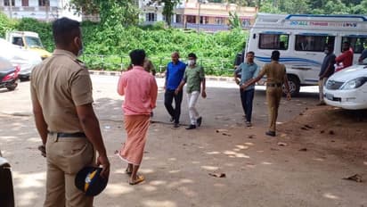 വഴിയിൽ മൂത്രം ഒഴിച്ചത് ചോദ്യം ചെയ്തതിന് യുവാവിനെ മർദിച്ച മൂന്ന് പൊലീസുകാർ അറസ്റ്റിൽ