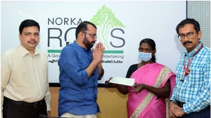 ഗള്‍ഫില്‍ വാഹനാപകടത്തില്‍ മരിച്ച മലയാളികളുടെ കുടുംബത്തിന് നോര്‍ക്ക ഇന്‍ഷുറന്‍സ് തുക വിതരണം ചെയ്തു