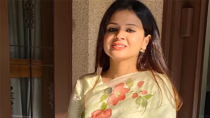 मेकअप के लिए महंगे प्रोडक्ट नहीं बस एक चीज लगाती है मिसेज धोनी, ऐसे पाती हैं लाल गुलाबी गाल