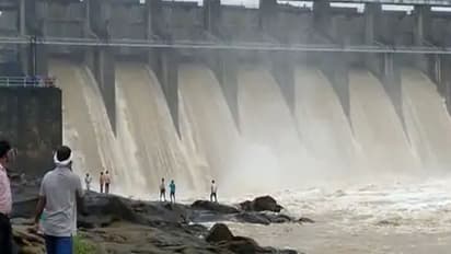 सड़कें बन गईं नादियां, हर तरफ केवल पानी-पानी, इन 8 फोटो में देखिए बारिश का खौफनाक मंजर 