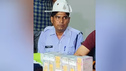 റോഡില്‍ നിന്ന് 45 ലക്ഷം രൂപ അടങ്ങിയ ബാഗ് കിട്ടി; തിരികെ നല്‍കി ട്രാഫിക് പൊലീസുകാരൻ