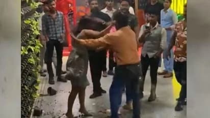 लखनऊ: नशे में मारपीट करने वाली युवतियों का हुआ ये हाल, कैफे के बाहर युवक की लात-घूंसे से की थी पिटाई