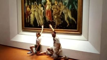 പൊടുന്നനെ പ്രതിഷേധം, പ്രശസ്ത ഗ്യാലറിയിൽ കയറി പെയിന്റിംഗിൽ കൈചേർത്തൊട്ടിച്ച് പ്രതിഷേധക്കാർ