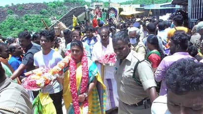 திருத்தணி முருகன் கோவிலுக்கு காவடி எடுத்த நடிகை ரோஜா... மக்களோடு மக்களாக நடந்து வந்து வேண்டுதலை நிறைவேற்றினார்