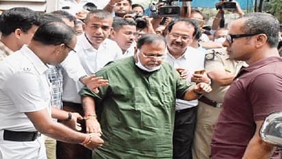 நாய்க்கு தனி ஏசி ஃபிளாட்; நடிகை அர்பிதாவுக்கு தனி ஃபிளாட்; மேற்குவங்க அமைச்சரின் லீலைகள் அம்பலம்!!