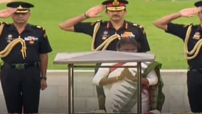 రాజ్ఘాట్లో మహాత్మునికి నివాళులర్పించిన ద్రౌపది ముర్ము.. కాసేపట్లో రాష్ట్రపతిగా ప్రమాణం..