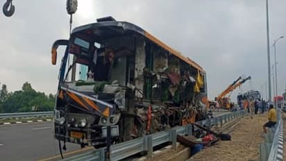 ಎಕ್ಸ್‌ಪ್ರೆಸ್‌ ವೇನಲ್ಲಿ ನಿಂತಿದ್ದ ಡಬಲ್‌ ಡೆಕರ್‌ ಬಸ್‌ಗೆ ಗುದ್ದಿದ ಇನ್ನೊಂದು ಬಸ್‌, 8 ಸಾವು!