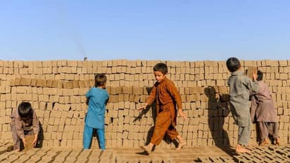 आर्थिक तंगी से जूझता अफगानिस्तान: 9 लाख लोगों की नौकरियां छिनीं, ईंट भट्ठों की आग में झुलस रहे मासूम बच्चे