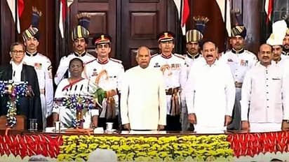 అత్యున్నత పీఠంపై ఆదివాసీ మహిళ.. భారత 15వ రాష్ట్రపతిగా ప్రమాణ స్వీకారం చేసిన ద్రౌపది ముర్ము..