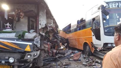 ഡബിൾഡെക്കർ ബസ്സുകൾ കൂട്ടിയിച്ചു; യുപിയിലെ പൂർവാഞ്ചൽ എക്സ്പ്രസ്വേയിൽ 8 മരണം