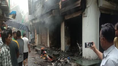 8 घंटे तक झालावाड़ के सबसे बड़े कपड़ा मार्केट में जलती रहीं दुकानें, साड़ियों का नया स्टॉक जलकर खाक 