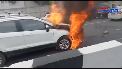 சாலையில் திடீரென தீப்பற்றி எரிந்த சொகுசு கார் - வாகன ஓட்டிகள் அதிர்ச்சி