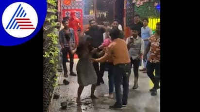 పబ్‌లో ఇద్దరు మహిళల వీరంగం.. ఓ వ్యక్తిపై దాడి.. వీడియో వైరల్
