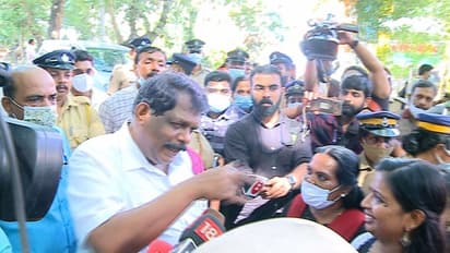 കോട്ടൺ ഹിൽ സ്കൂളിലെ പരാതി: ഗതാഗത മന്ത്രിയെ രക്ഷിതാക്കൾ തടഞ്ഞു, സുരക്ഷ ഉറപ്പാക്കുമെന്ന് മന്ത്രിയുടെ ഉറപ്പ്