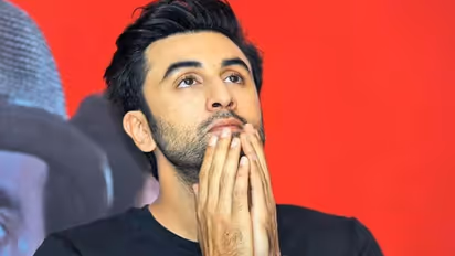 करोड़ों फीस लेने के बाद भी बॉक्सऑफिस पर फ्लॉप ये सुपरस्टार्स, चौथे नंबर वाला तो हुआ लगातार 3 बार फेल