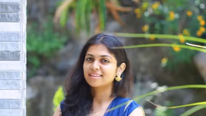 தவறாக நடக்க முயன்ற வில்லன் நடிகர்... ரயிலில் இருந்து தள்ளிவிட்டு கொல்ல முயன்றார் - ரஜினி பட நடிகை பகீர் புகார்