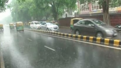 बारिश में युवक के साथ हुआ कुछ ऐसा.. बुला ली दिल्ली पुलिस, घटना के बारे जानकर हर कोई रह गया दंग 