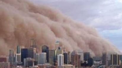 അപ്രതീക്ഷിത മണൽക്കാറ്റിൽ ഭയന്ന് നാട്, കെട്ടിടങ്ങളും വാഹനങ്ങളും എല്ലാം മുങ്ങി