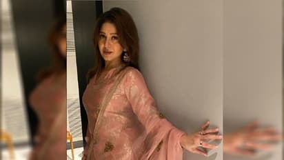 গান ভালো না গাইলেও প্রশংসা করতে হবে ! ইন্ডিয়ান আইডলের পর্দা ফাঁস করেছিলেন সুনিধি চৌহান