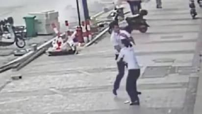 അഞ്ചാം നിലയിൽ നിന്നും താഴേക്ക് വീണ് കുഞ്ഞ്, സാഹസികമായി രക്ഷിച്ച് യുവാവ്, വീഡിയോ വൈറൽ