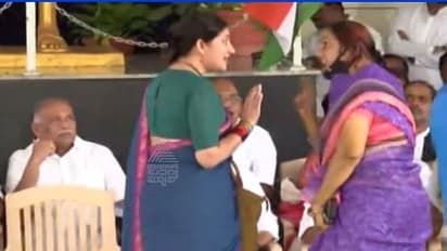 ಕುರ್ಚಿಗಾಗಿ ಪರದಾಟ, ಕಾಂಗ್ರೆಸ್ ಮೌನ ಪ್ರತಿಭಟನೆ ವೇಳೆ ನಟಿ ಭಾವನಾಗೆ ಮುಜುಗರ