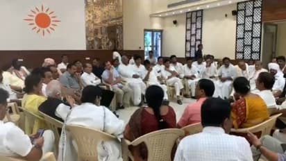 പൊലീസ് കസ്റ്റഡിയിൽ വിലക്കയറ്റവും അഗ്നിപഥും ചർച്ച ചെയ്ത് കോൺഗ്രസ്; മനോവീര്യം തകർക്കാനാവില്ലെന്ന് രാഹുൽ ഗാന്ധി