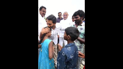 కోనసీమ జిల్లాలో జగన్ పర్యటన... వరద బాధితులకు ఓదార్పు