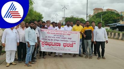 ಕೊಪ್ಪಳದಲ್ಲಿ ಅಬಕಾರಿ ನಿರೀಕ್ಷಕರ ವಿರುದ್ಧ ಬೀದಿಗಿಳಿದ ಬಾರ್ ಮಾಲೀಕರು