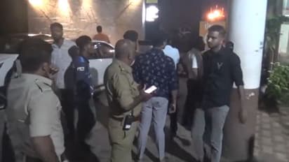 പബ്ബിൽ വിദ്യാർഥികളുടെ പാർട്ടിയെന്ന് സംശയം; മം​ഗളൂരുവിൽ ബജ്റം​ഗ്ദൾ പ്രവർത്തകരുടെ 'പരിശോധന'  