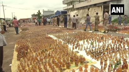 2 ಕೋಟಿ ಮೌಲ್ಯದ ಅಕ್ರಮ ಮದ್ಯದ ಬಾಟಲ್‌ಗಳನ್ನು ರೋಡ್‌ ರೋಲರ್‌ ಅಡಿಯಲ್ಲಿಟ್ಟು ನಾಶಪಡಿಸಿದ ಪೊಲೀಸರು..! 