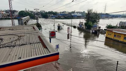 మూసీకి తగ్గిన వరద: మూసారాంబాగ్ బ్రిడ్జిపై పేరుకున్న బురద తొలగింపు
