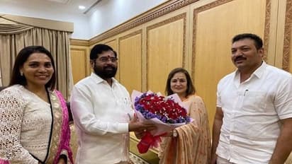 कौन हैं बाला साहेब ठाकरे की बहू जिसने एकनाथ शिंदे को दी बधाई, कभी करती थीं रिसेप्शनिस्ट का काम